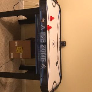 Air hockey table